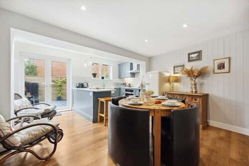 Lovely 2BR Cottage Spacious with Garden