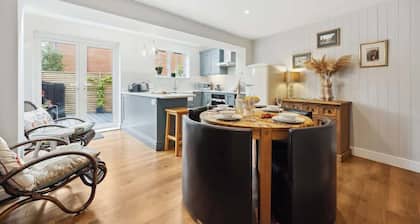 Lovely 2BR Cottage Spacious with Garden