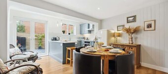 Lovely 2BR Cottage Spacious with Garden