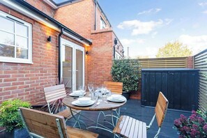 Outdoor dining - Lovely 2BR Cottage Spacious with Garden (Winchester)