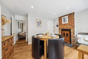 Dining - Lovely 2BR Cottage Spacious with Garden (Winchester)