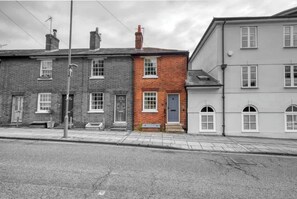 Exterior - Lovely 2BR Cottage Spacious with Garden (Winchester)