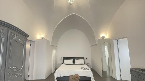 A bedroom with a large bed, a wardrobe, and a dresser. - Casa Easy in Fasano With 1 Bedrooms and 2 Bathrooms (Fasano)