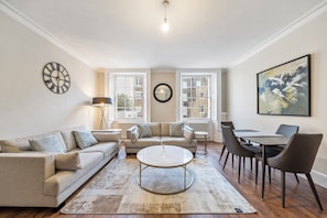 Panoramic-Apartment | Wohnbereich | Arbeitsbereiche