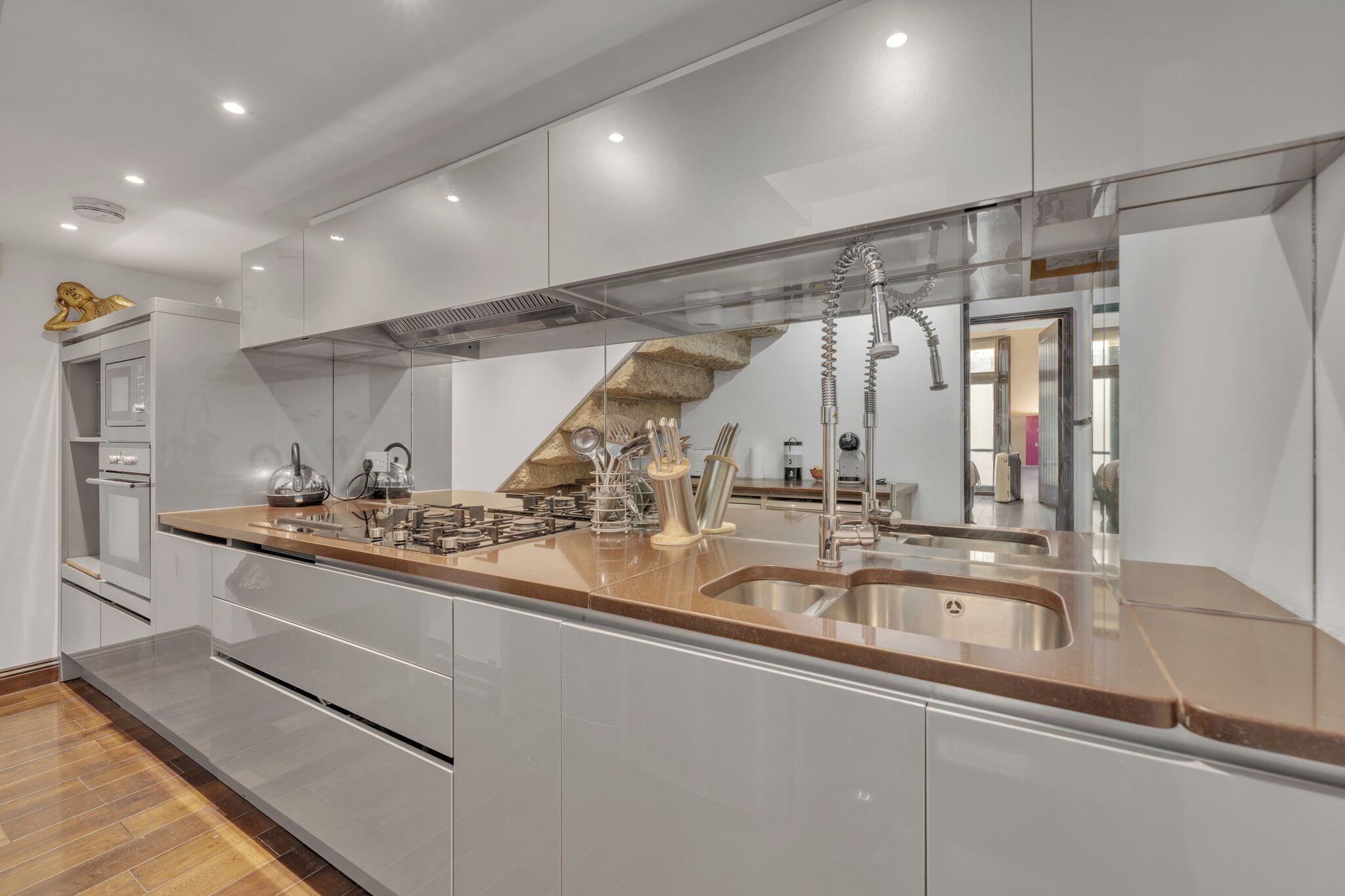 Apartamento superluxo, 2 quartos | Cozinha privada | Micro-ondas, cooktop, máquina de café expresso, cafeteira/chaleira