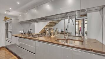 Apartamento superluxo, 2 quartos | Cozinha privada | Micro-ondas, cooktop, máquina de café expresso, cafeteira/chaleira