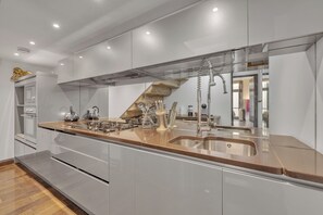 Apartamento superluxo, 2 quartos | Cozinha privada | Micro-ondas, cooktop, máquina de café expresso, cafeteira/chaleira