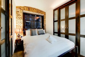 Blackout drapes, iron/ironing board, free WiFi, bed sheets - The Chesham Residences (London)