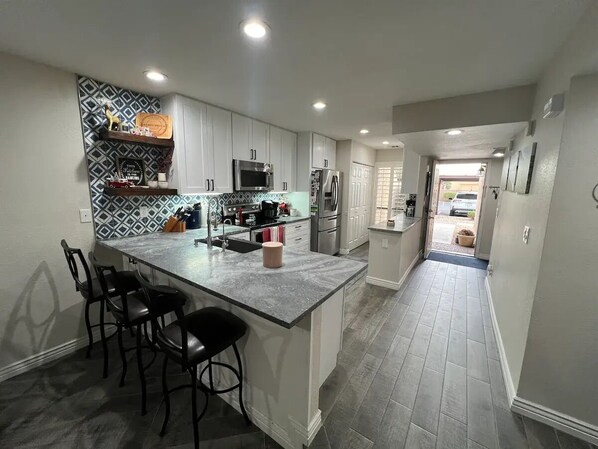 Fridge, microwave, oven, stovetop - Great 2 Bedroom Condo in the Heart of Scottsdale! McCormick Ranch (Scottsdale)