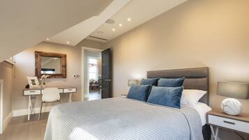 Luxury Apartment | 4 bedrooms, iron/ironing board, free WiFi, bed sheets