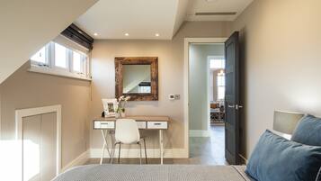 Luxury Apartment | 4 bedrooms, iron/ironing board, free WiFi, bed sheets