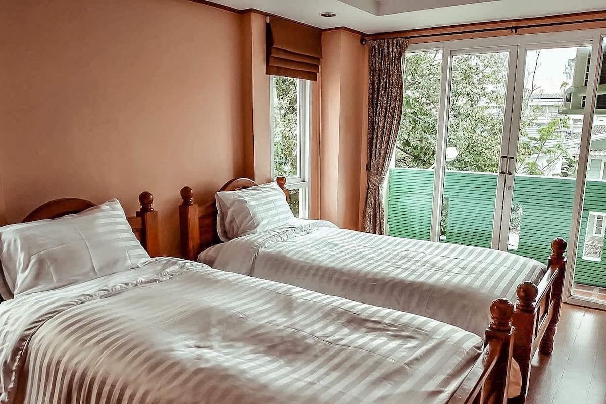Superior Twin Room | Meja, kalis bunyi, Wi-fi percuma, cadar katil 