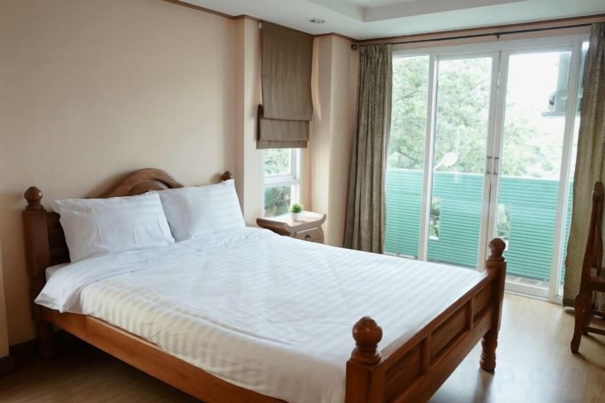 Desk, soundproofing, WiFi (free), bed sheets