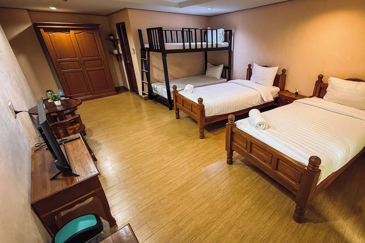 Family Quadruple Room | Meja, kalis bunyi, Wi-fi percuma, cadar katil 