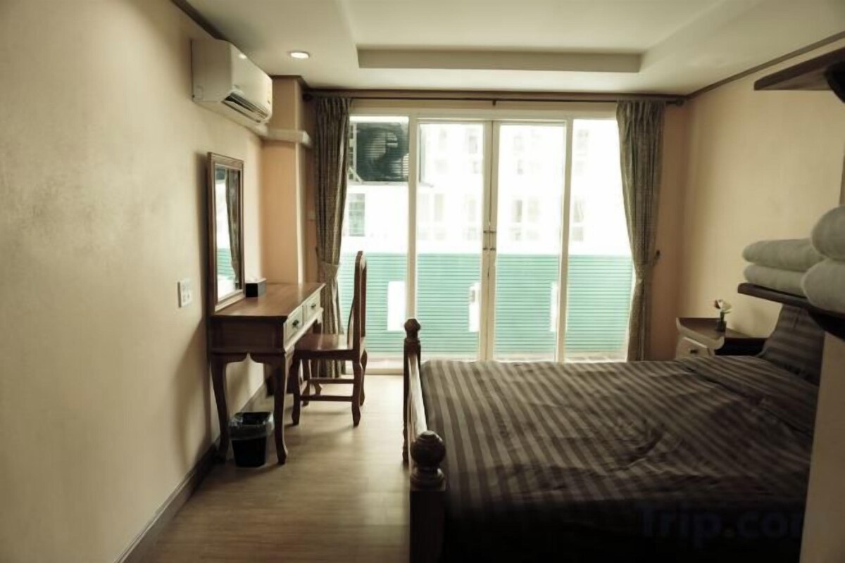 Desk, soundproofing, WiFi (free), bed sheets