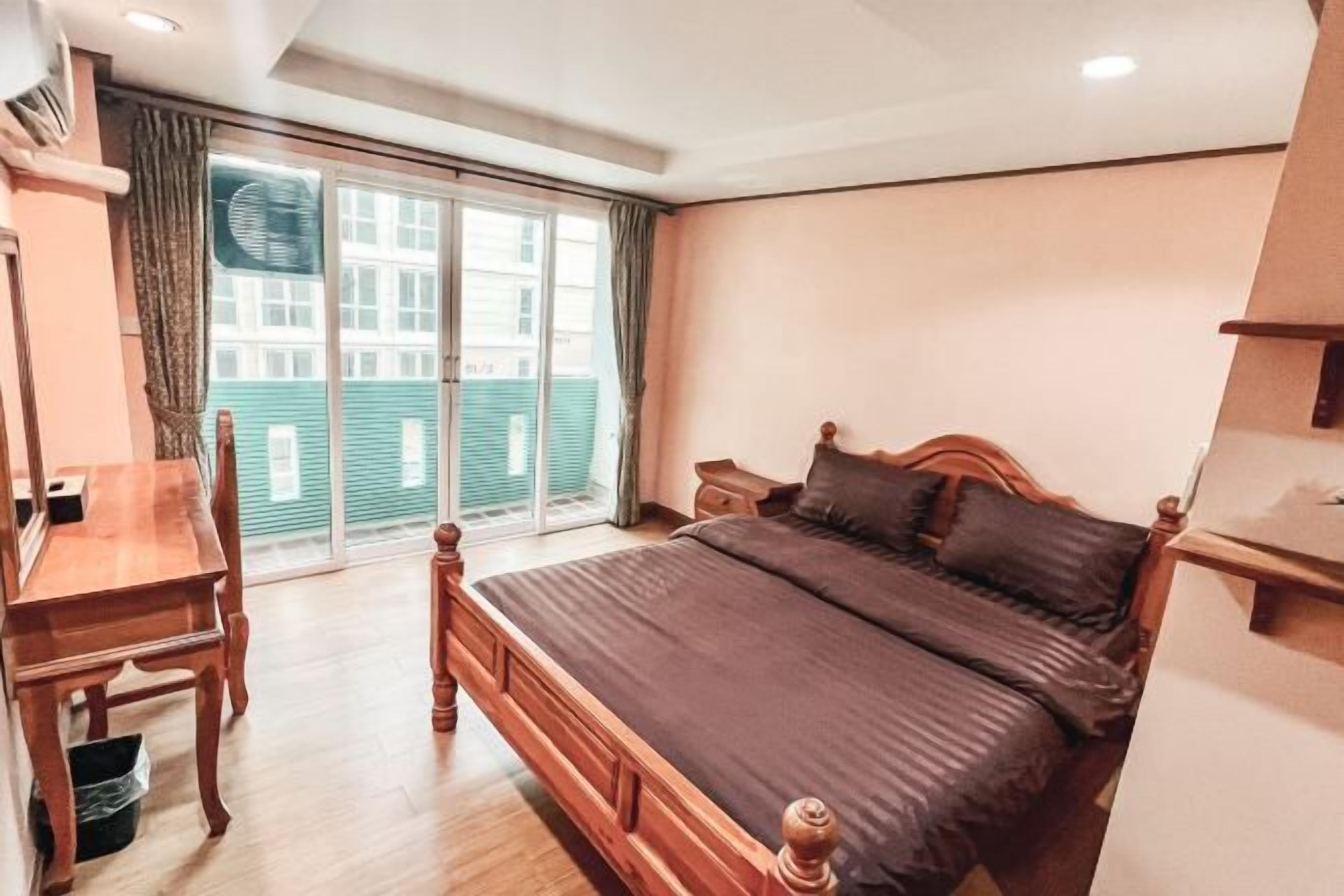 Työpöytä, äänieristys, ilmainen Wi-Fi, vuodevaatteet