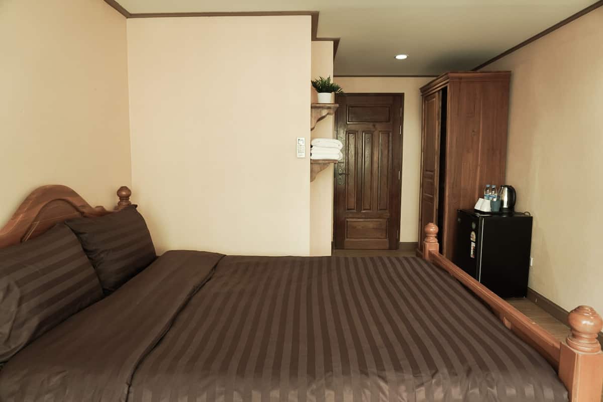 Standard Double Room, Balcony | Meja, kalis bunyi, Wi-fi percuma, cadar katil 