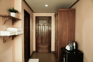 Habitación doble estándar, balcón | Escritorio, insonorización, wifi gratis y ropa de cama