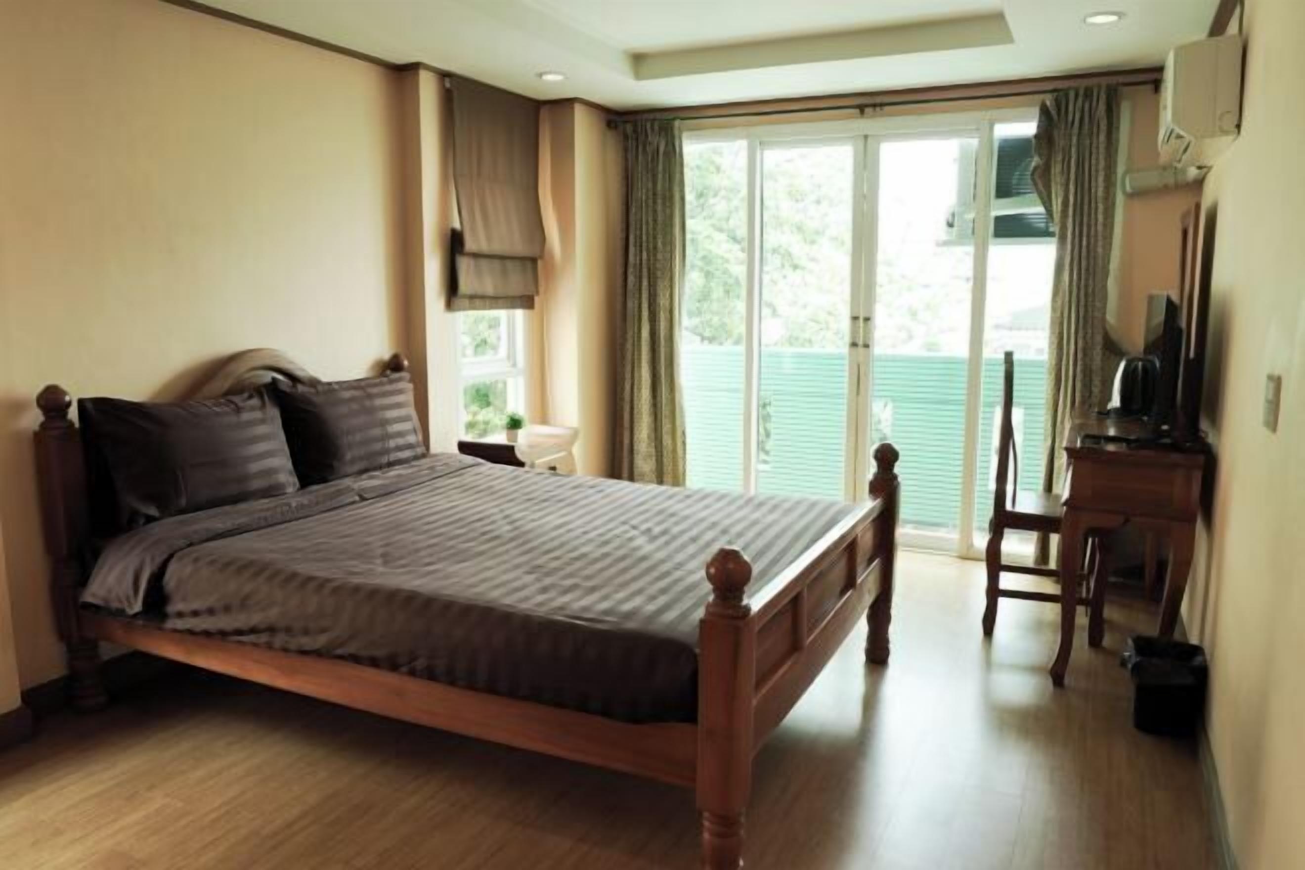 Työpöytä, äänieristys, ilmainen Wi-Fi, vuodevaatteet