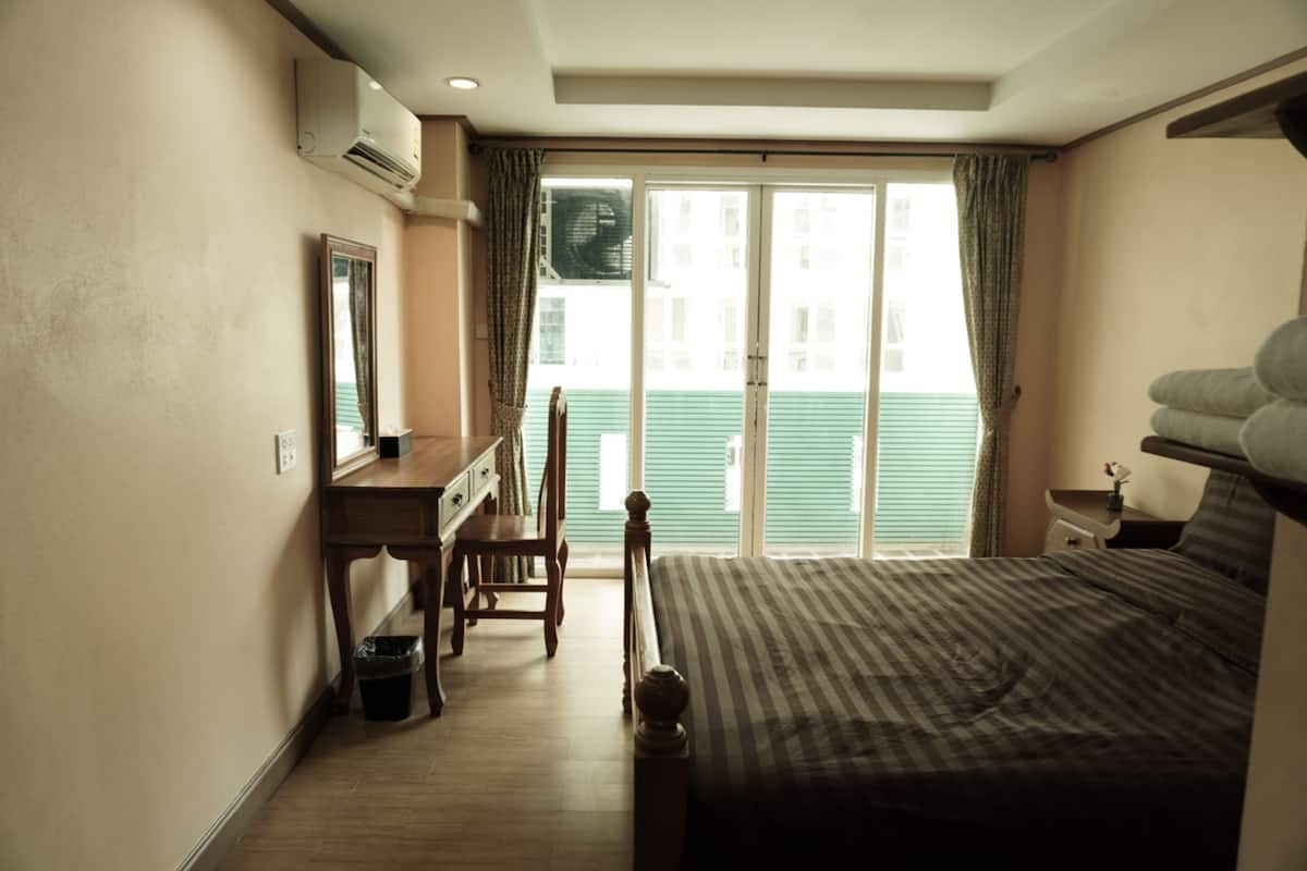 Standard Tek Büyük Yataklı Oda, Balkon | Masa, ses yalıtımı, ücretsiz kablosuz İnternet, çarşaf takımı