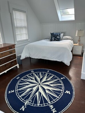 2 bedrooms, iron/ironing board, travel cot, free WiFi - 2 Bedroom/2 Bath In the Heart of Newport- Deck + Back Yard + Off-Street Parking! (Newport)