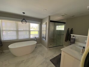 Shower, hair dryer, towels, soap - Monthly rental - Ranch style home providing a modern & comfortable living space. (Libertyville)