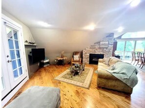 TV, fireplace