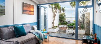 2 Bed cottage in a fantastic waterfront setting