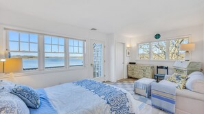 Room - Expansive Waterfront Home in Southampton with Private Dock, Amazing Views,... (Southampton)