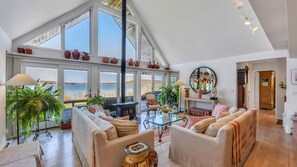 Living area - Expansive Waterfront Home in Southampton with Private Dock, Amazing Views,... (Southampton)