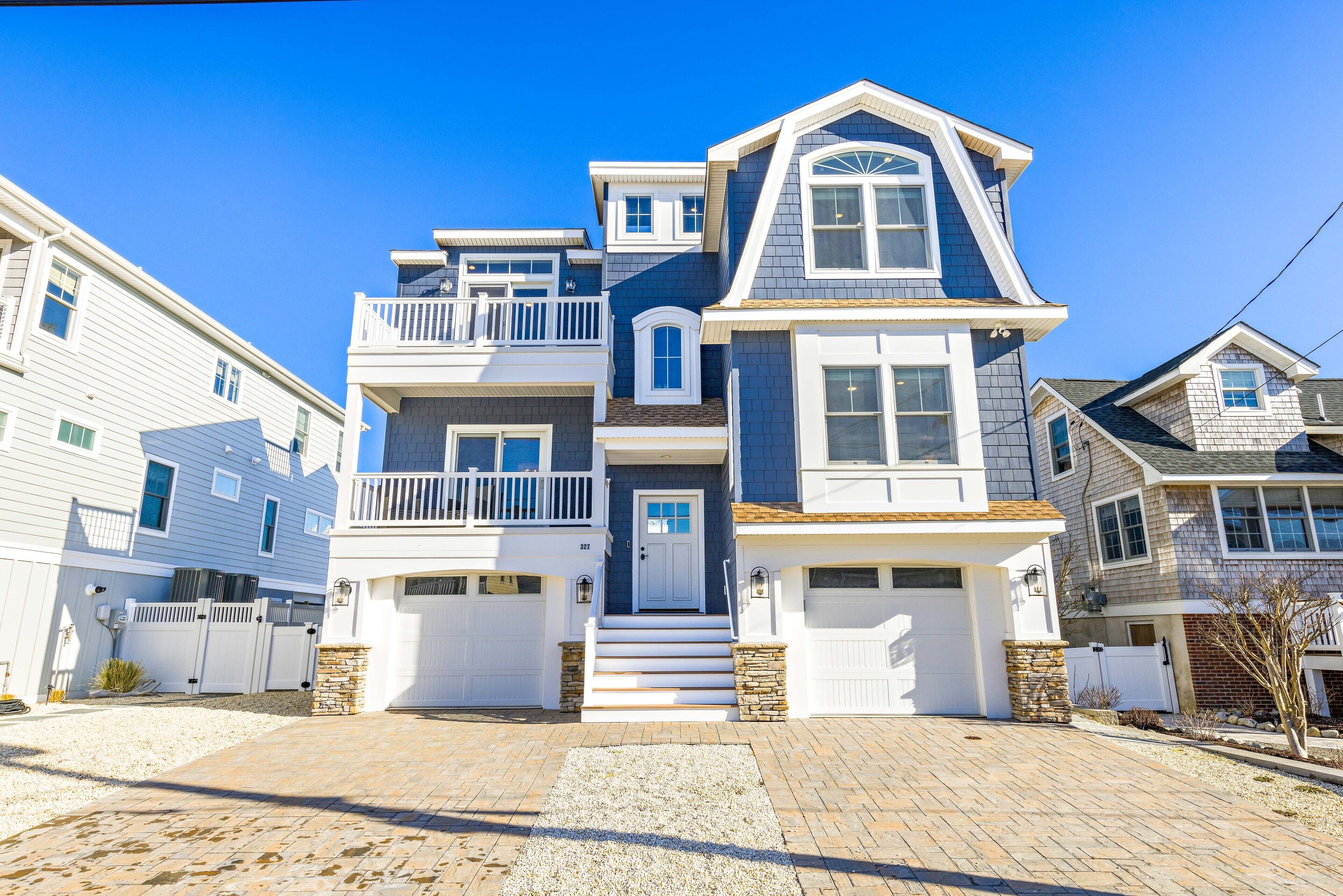 "The Blue Pearl" 4- 5 bedrooms & 3.5 Bathroom