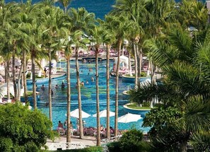 Utomhuspool och uppvärmd pool