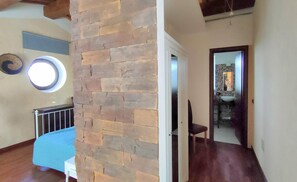 6 bedrooms, iron/ironing board, WiFi