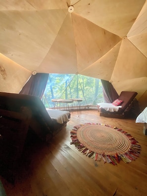 Rom | Skrivebord for bærbar PC og wi-fi (inkludert)