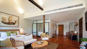 Executive Room, 1 King Bed, Bathtub, River View | Premium bedding, free minibar items, in-room safe