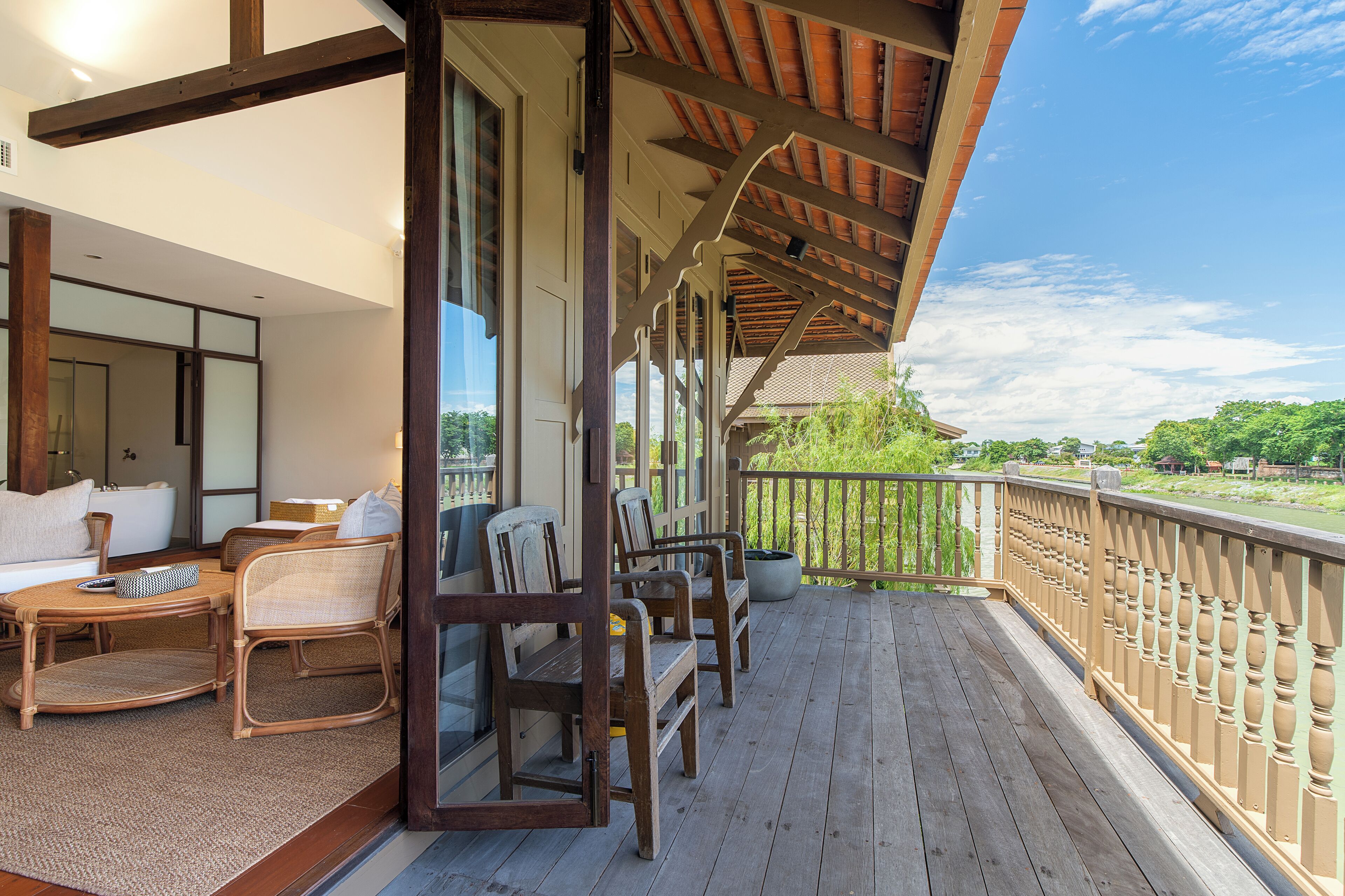 Signatur-værelse - 1 kingsize-seng - badekar - udsigt til flod | Terrasse/gårdhave