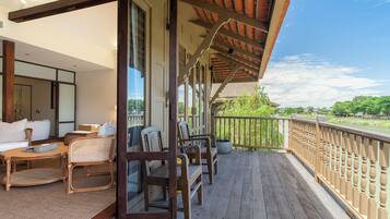 Signature Room, 1 King Bed, Bathtub, River View | Terrace/patio