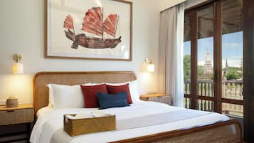 Signature Room, 1 King Bed, Bathtub, River View | Premium bedding, free minibar items, in-room safe