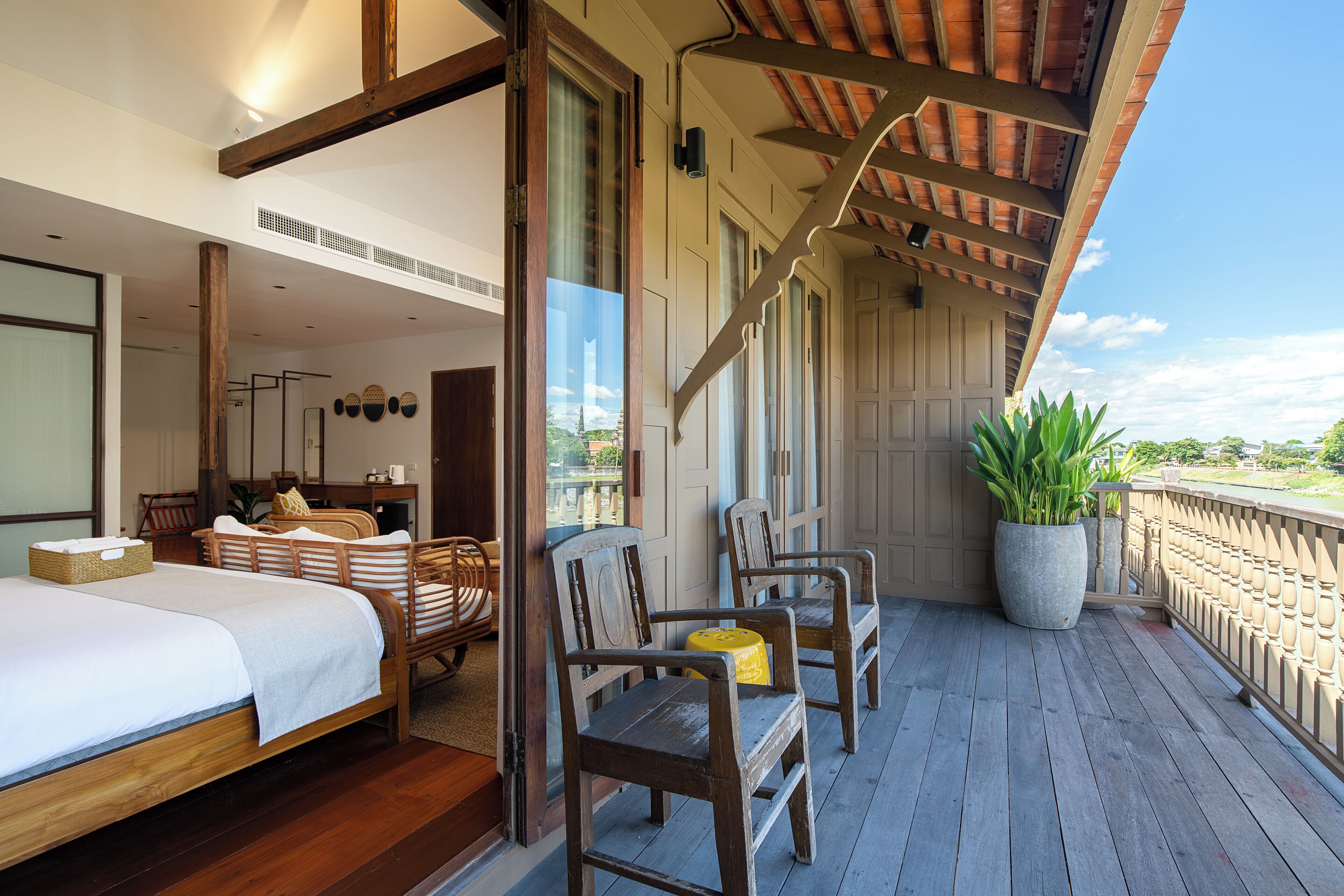 Executive Room, 1 King Bed, Bathtub, River View | Balcony view