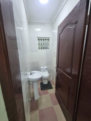 Regadera, secadora de cabello, toallas, jabón 