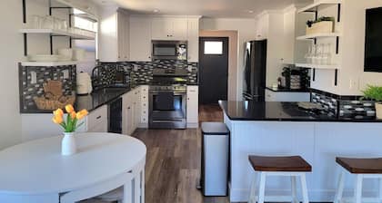 Conveniently located 3 bed in Bremerton with deck