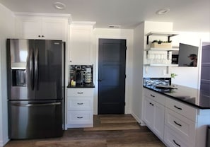Fridge, microwave, oven, stovetop - Conveniently located 3 bed in Bremerton with deck (Bremerton)
