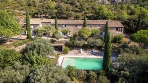 A stone villa with a swimming pool surrounded by trees and hills. - Domaine Clément Sainte Victoire, 7ha of tranquility 17 km from Aix (Puyloubier)