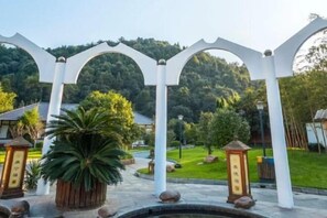 Property grounds - Xihai Hot Spring Holiday Hotel (Yongxiu)