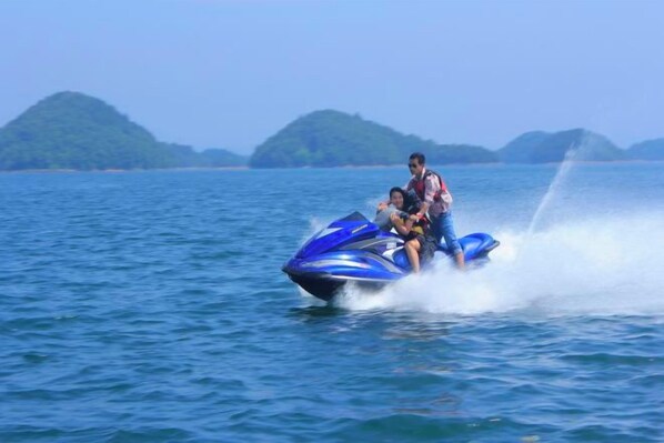 A jet ski on water with people on it. - Xihai Hot Spring Holiday Hotel (Yongxiu)
