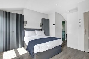 Desk, iron/ironing board, WiFi, bed sheets - Modern Studio Apartment Close to Central London (Greater London)