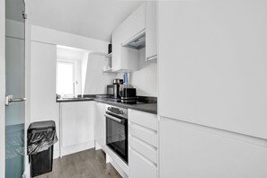 Fridge, microwave, oven, stovetop - Modern Studio Apartment Close to Central London (Greater London)