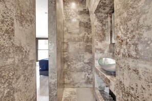 Hair dryer, towels, shampoo - Modern Studio Apartment Close to Central London (Greater London)