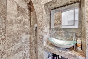 Hair dryer, towels, shampoo - Modern Studio Apartment Close to Central (Greater London)
