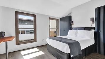 Desk, iron/ironing board, WiFi, bed sheets